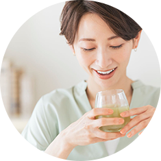 スムージーを飲む女性2